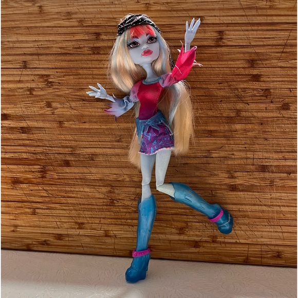 Monster High Music Festival - Abbey Bominable Doll fully clothed Discontinued - Picture 1 of 10